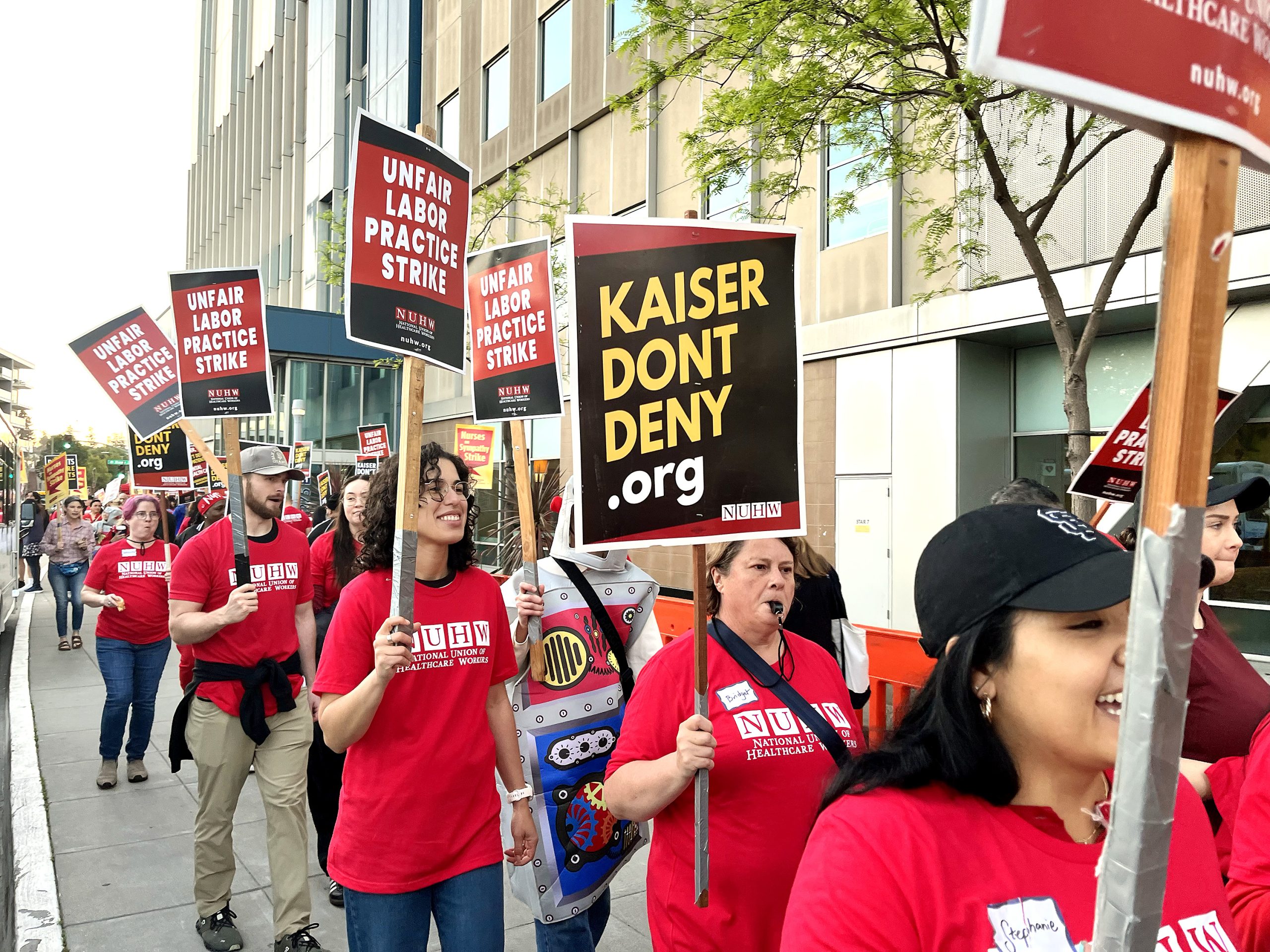 Kaiser Permanente health care workers ratify new contract